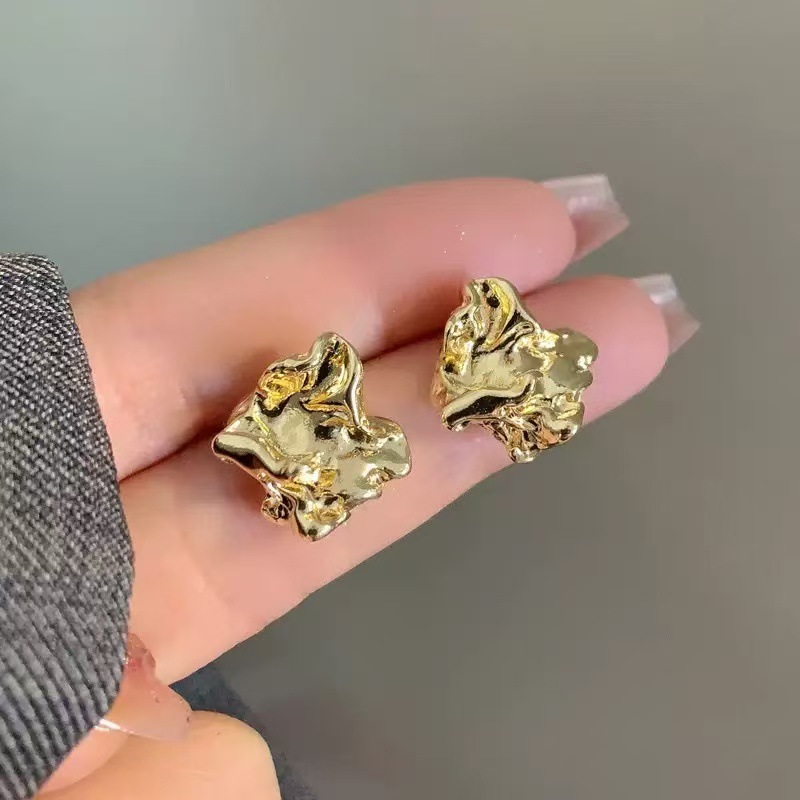 Vintage Fashion Korea - Anting-anting stud logam berlipat dan berkerut