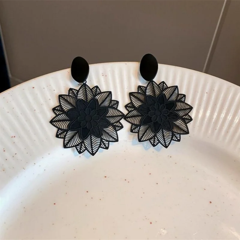 Vintage Fashion Korea - Anting-anting gantung renda bunga hitam bergaya