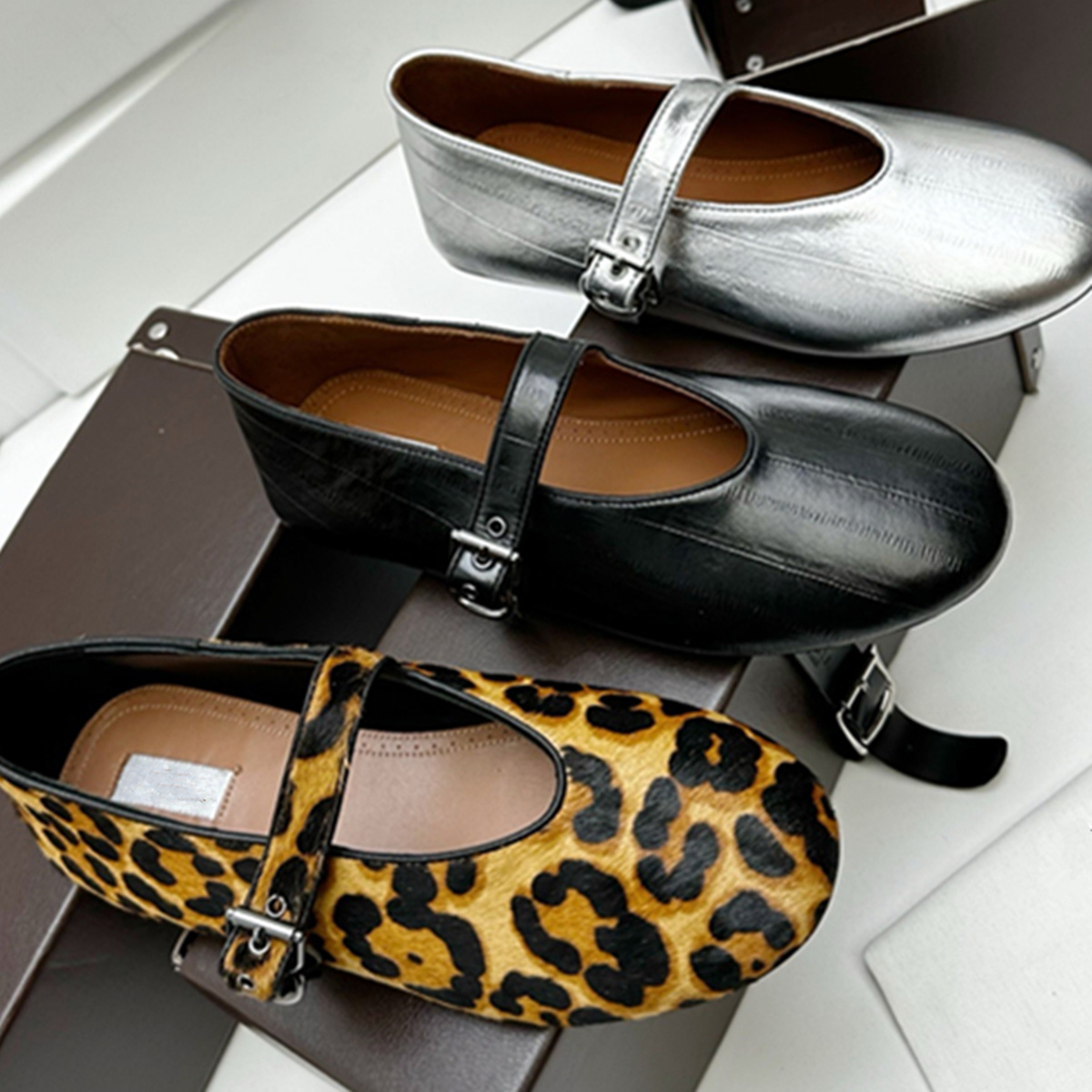 Sepatu Mary Jane Sol Datar Mot - Vintage Fashion Bloggers ulasan dan harga